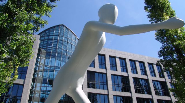 Walking Man, Skulptur von Jonathan Borofsky, vor dem Gebäude der Munich Re