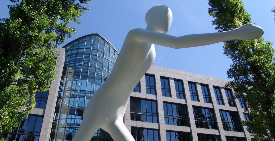 Walking Man, Skulptur von Jonathan Borofsky, vor dem Gebäude der Munich Re