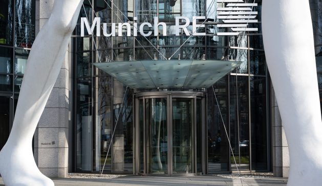 Eingang der Munich Re Zentrale in München