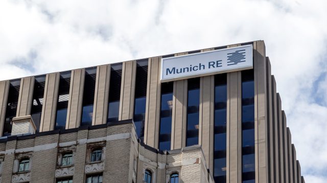 Logo der Munich Re in Toronto