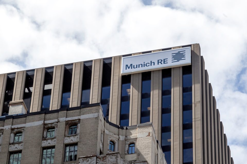 Logo der Munich Re in Toronto