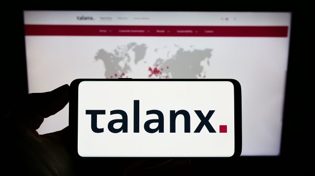 Logo der talanx auf einem Smartphone