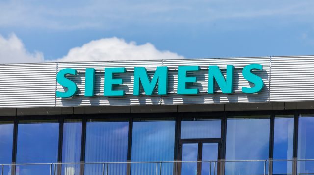 Siemens-Logo auf einem Bürogebäude in Nürnberg, Deutschland