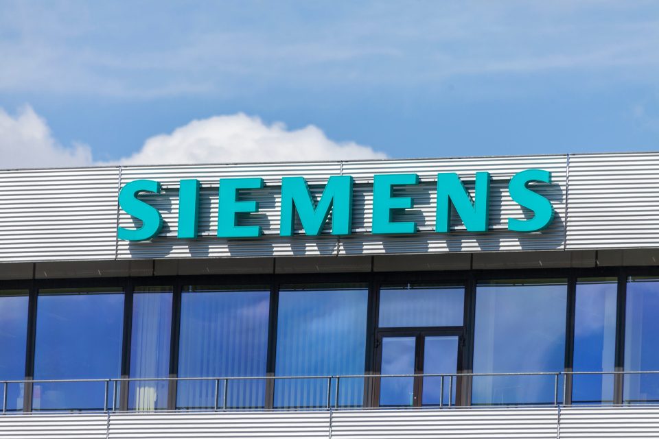 Siemens-Logo auf einem Bürogebäude in Nürnberg, Deutschland