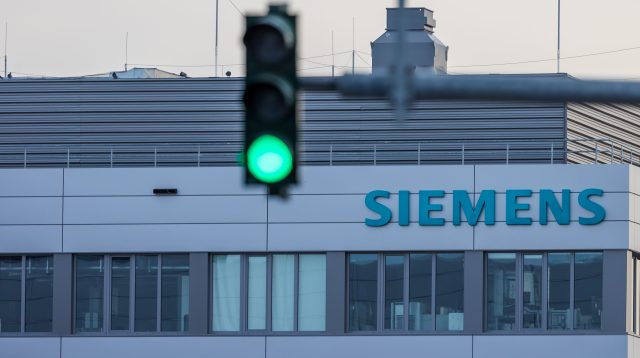 Siemens-Logo auf einem Gebäude