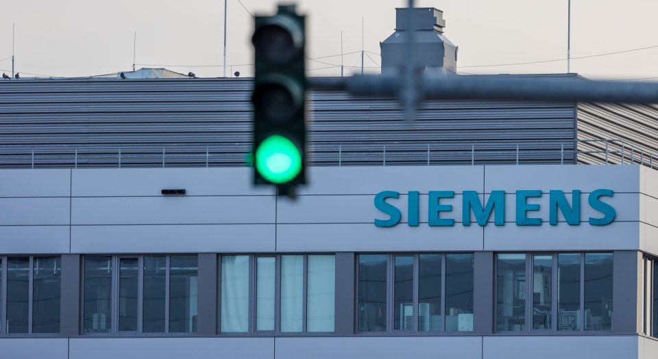 Siemens-Logo auf einem Gebäude