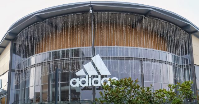 Das Adidas-Logo auf Glasfassade eines Outlet-Centers in Deutschland