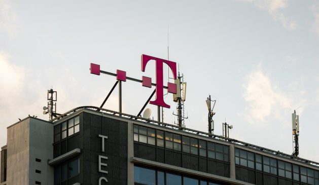 Das Logo der Deutschen Telekom auf dem so genannten Telefunken Hochhaus in Charlottenburg, Berlin, Deutschland