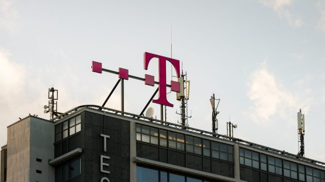 Das Logo der Deutschen Telekom auf dem so genannten Telefunken Hochhaus in Charlottenburg, Berlin, Deutschland