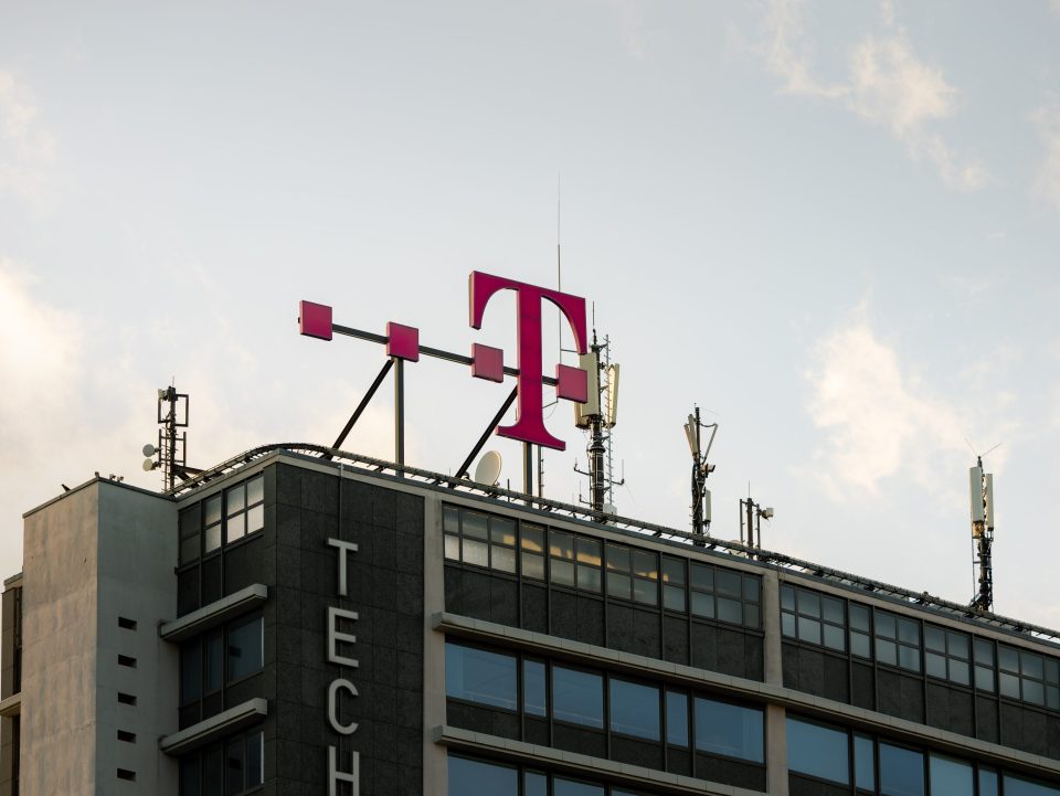 Das Logo der Deutschen Telekom auf dem so genannten Telefunken Hochhaus in Charlottenburg, Berlin, Deutschland