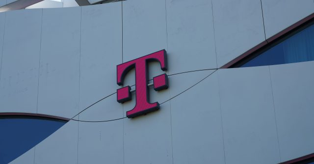 Logo der Deutschen Telekom am Gebäude der Repräsentanz Magenta Mitte in Berlin, Deutschland