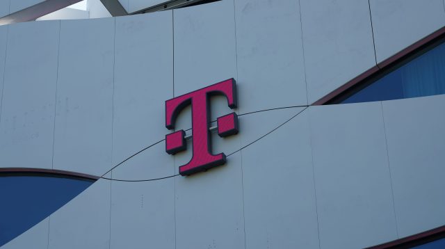 Logo der Deutschen Telekom am Gebäude der Repräsentanz Magenta Mitte in Berlin, Deutschland