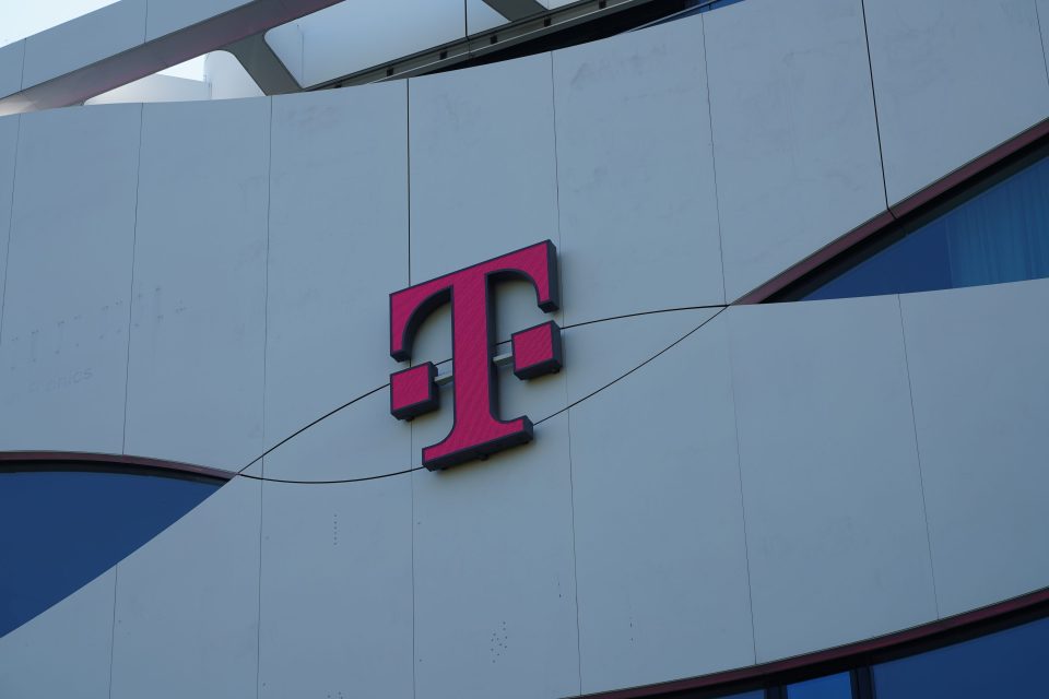 Logo der Deutschen Telekom am Gebäude der Repräsentanz Magenta Mitte in Berlin, Deutschland