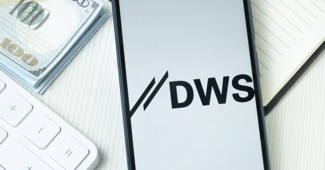 Das Logo der DWS-Group auf dem Telefondisplay