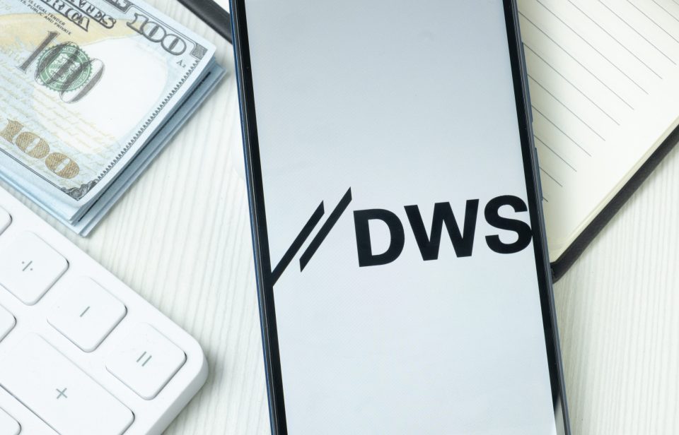 Das Logo der DWS-Group auf dem Telefondisplay