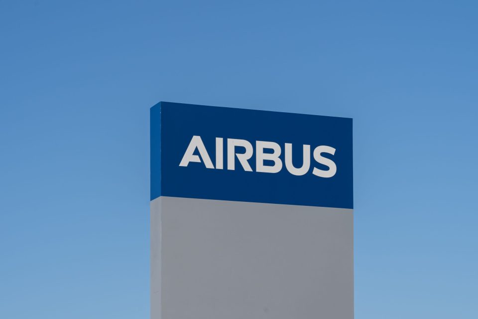 Nahaufnahme eines Airbus-Schilds