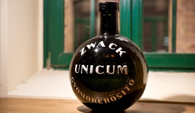 Eine Flasche von Zwack Unicum