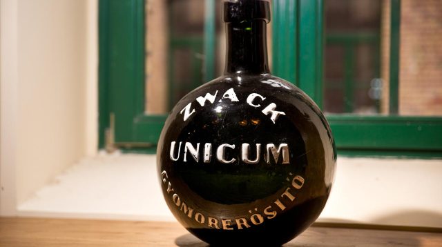 Eine Flasche von Zwack Unicum