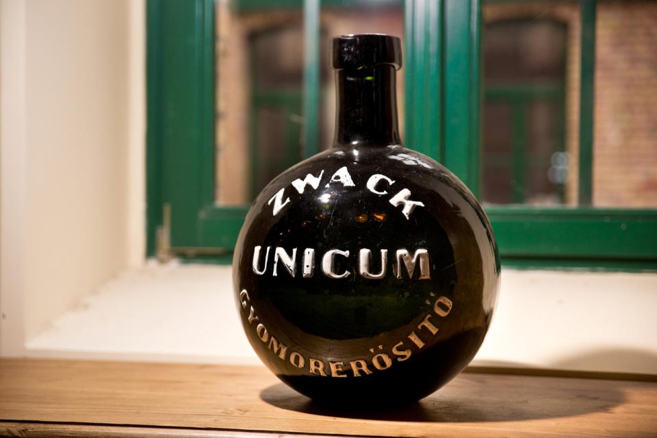 Eine Flasche von Zwack Unicum