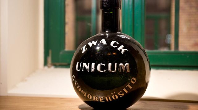 Eine Flasche von Zwack Unicum