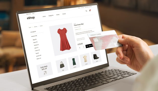 Moderne E-Commerce-Webseite mit einer Frau, die eine Kreditkarte in der Hand hält