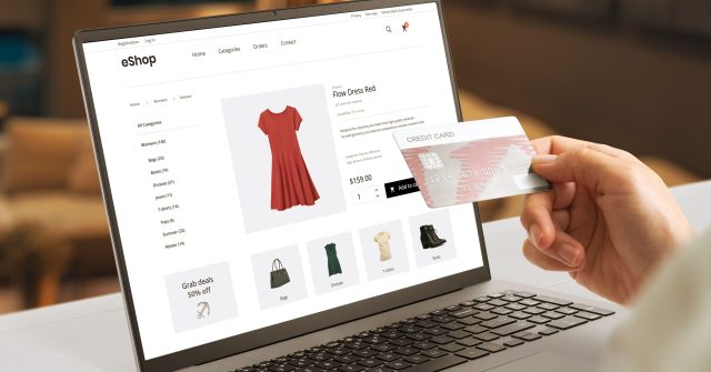 Moderne E-Commerce-Webseite mit einer Frau, die eine Kreditkarte in der Hand hält