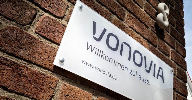 Vonovia Platte an der Außenwand eines Wohngebäudes