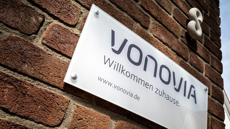 Vonovia Platte an der Außenwand eines Wohngebäudes