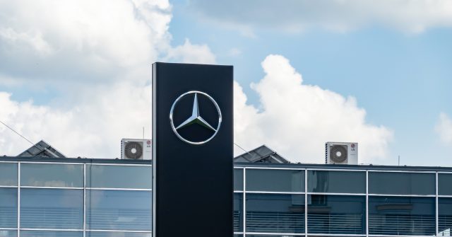 Logo von Mercedes-Benz an einem Autohaus in Ostrava