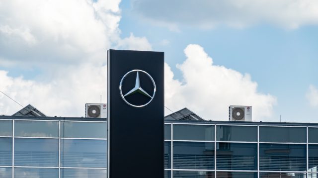 Logo von Mercedes-Benz an einem Autohaus in Ostrava