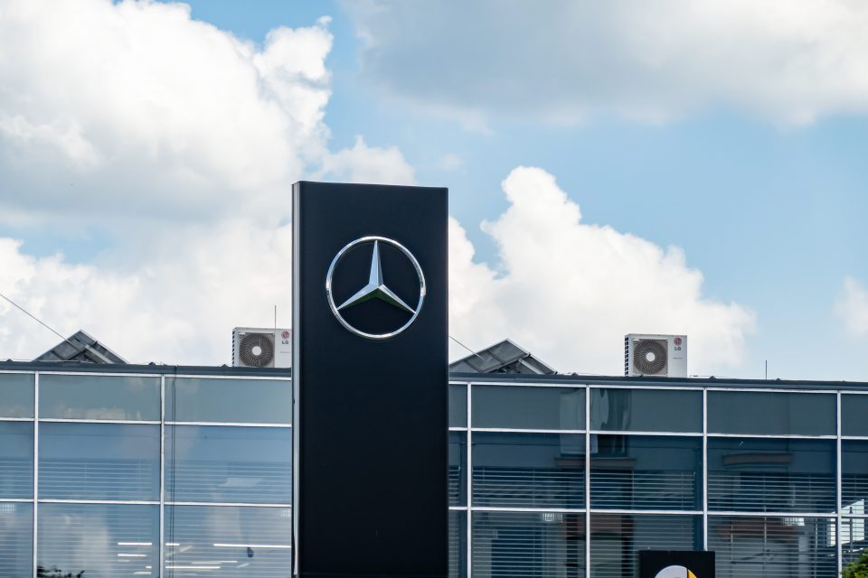 Logo von Mercedes-Benz an einem Autohaus in Ostrava