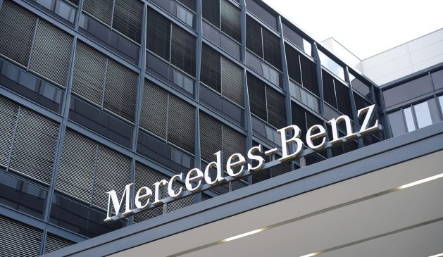 Der Mercedes-Benz Schriftzug in der Mühlenstraße in Berlin, Deutschland