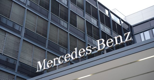 Der Mercedes-Benz Schriftzug in der Mühlenstraße in Berlin, Deutschland