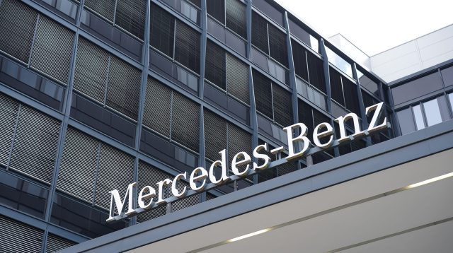 Der Mercedes-Benz Schriftzug in der Mühlenstraße in Berlin, Deutschland