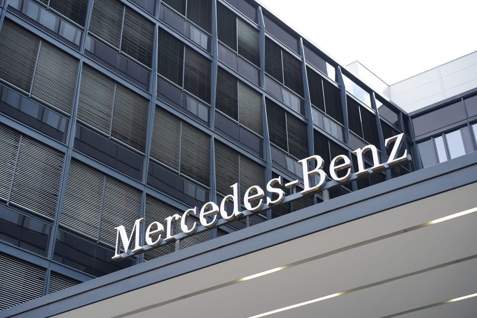 Der Mercedes-Benz Schriftzug in der Mühlenstraße in Berlin, Deutschland