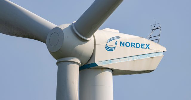 Nordex-Windkraftanlage vor blauem Himmel