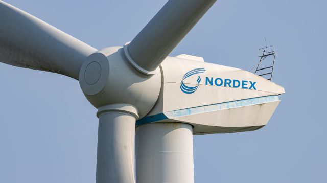 Nordex-Windkraftanlage vor blauem Himmel