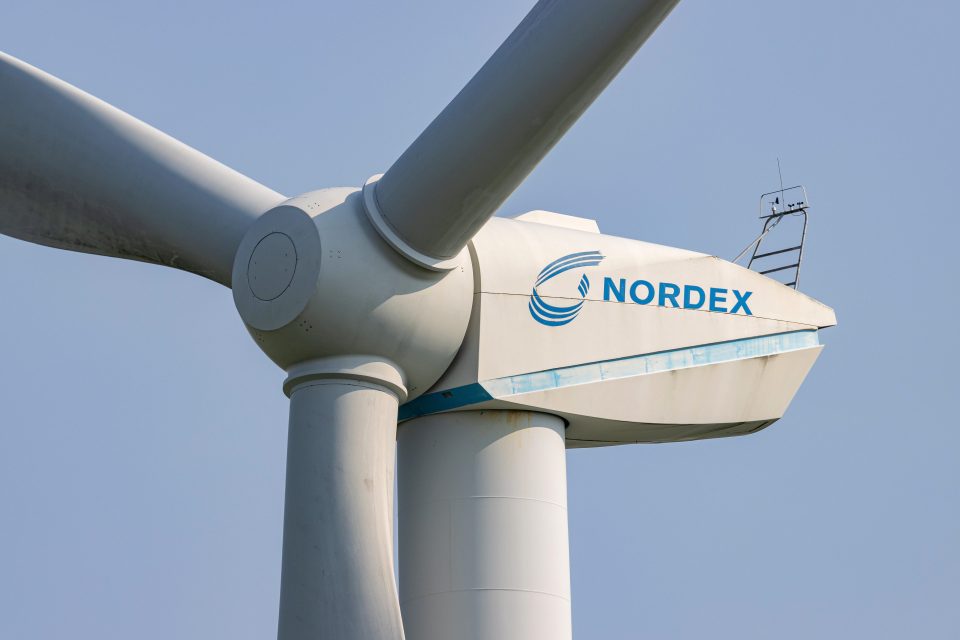 Nordex-Windkraftanlage vor blauem Himmel