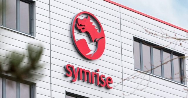 Das Symrise Logo an einem Gebäude