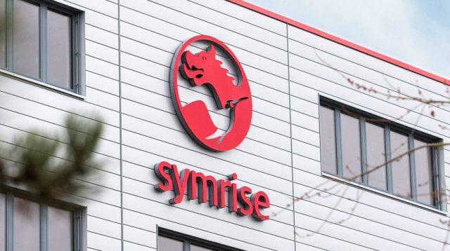 Das Symrise Logo an einem Gebäude