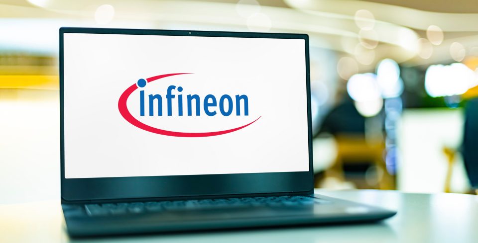 Ein Laptop-Computer mit dem Logo von Infineon Technologies