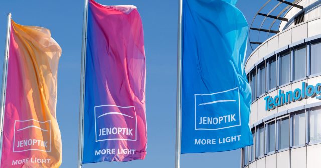 Das Technologiezentrum der Jenoptik in Jena-Göschwitz mit Fahnen