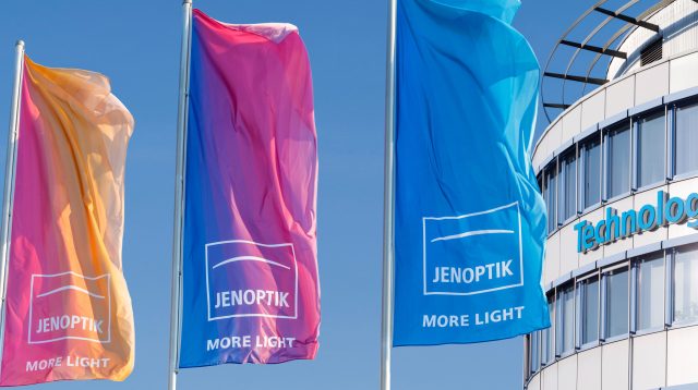 Das Technologiezentrum der Jenoptik in Jena-Göschwitz mit Fahnen