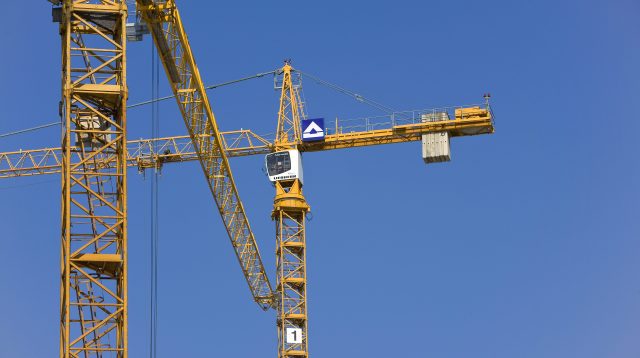 Zwei Kräne bei einer Hochtief Baustelle