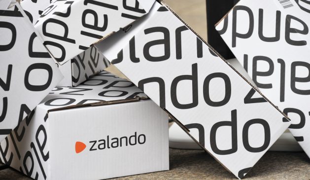 Verpackungen mit dem Logo des deutschen E-Commerce-Unternehmens Zalando, das Schuhe, Kleidung und andere Modeartikel verkauft