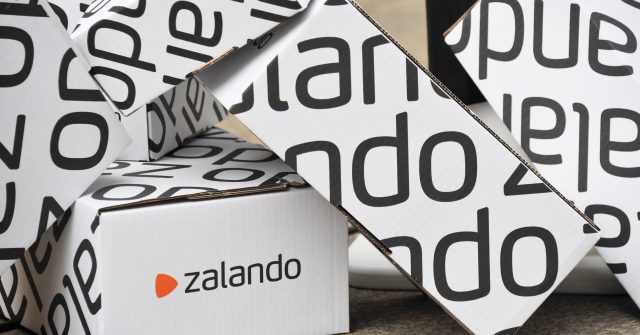 Verpackungen mit dem Logo des deutschen E-Commerce-Unternehmens Zalando, das Schuhe, Kleidung und andere Modeartikel verkauft