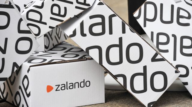 Verpackungen mit dem Logo des deutschen E-Commerce-Unternehmens Zalando, das Schuhe, Kleidung und andere Modeartikel verkauft