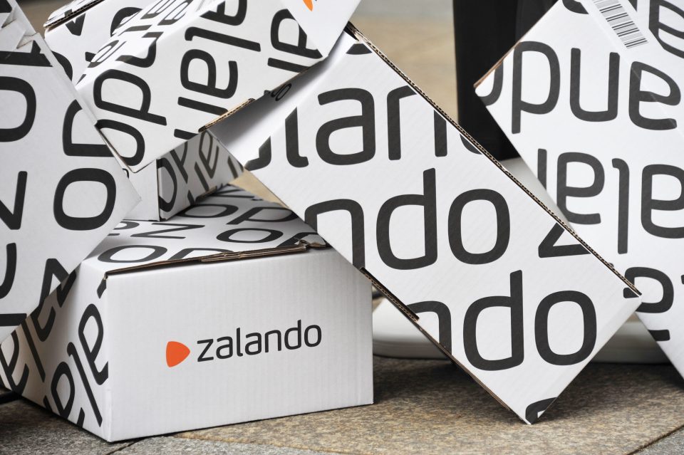 Verpackungen mit dem Logo des deutschen E-Commerce-Unternehmens Zalando, das Schuhe, Kleidung und andere Modeartikel verkauft