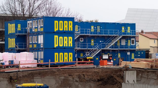 Wohncontainer auf einer Baustelle von Porr in Dresden