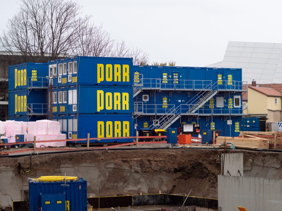 Wohncontainer auf einer Baustelle von Porr in Dresden